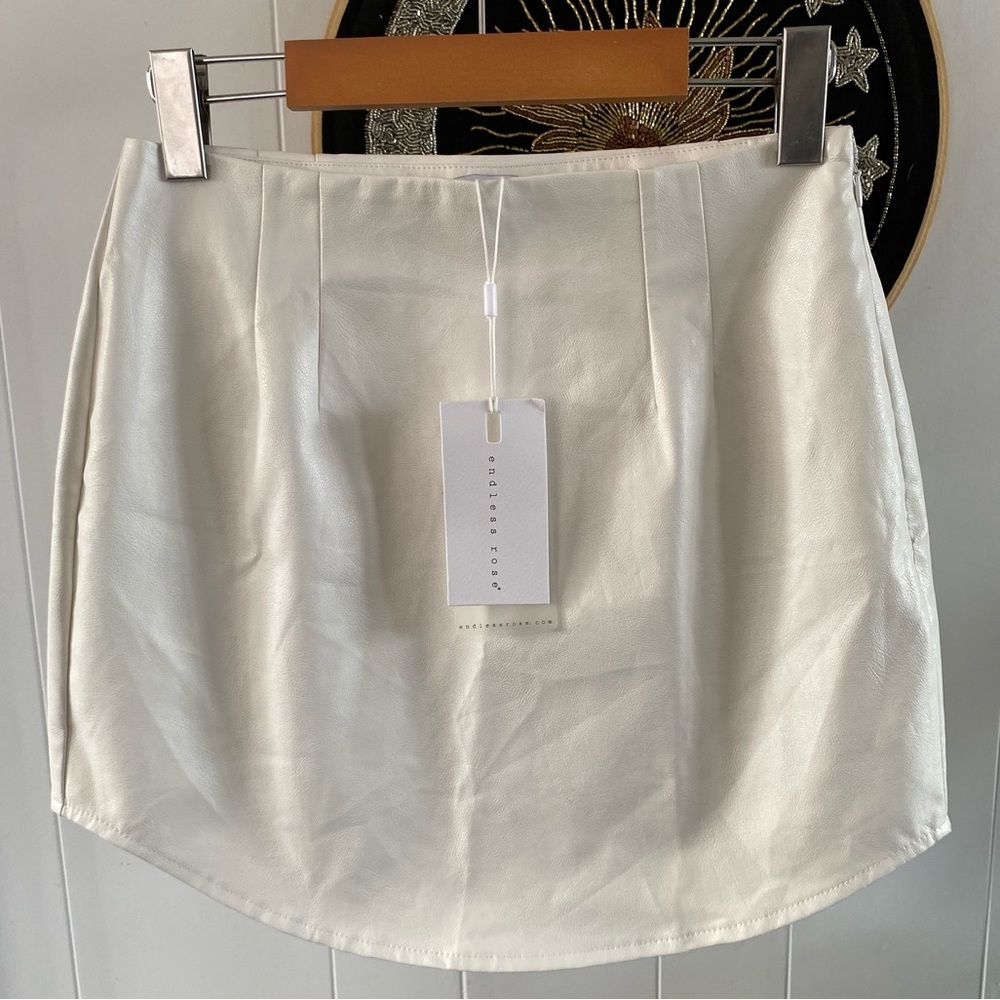 NWT Endless Rose Faux Leather Non Patent Sweeped Skirt White Textured HN808K